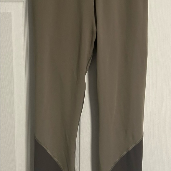 Vuori Brown and Black Seamless High-Rise Leggings - Picture 2 of 3